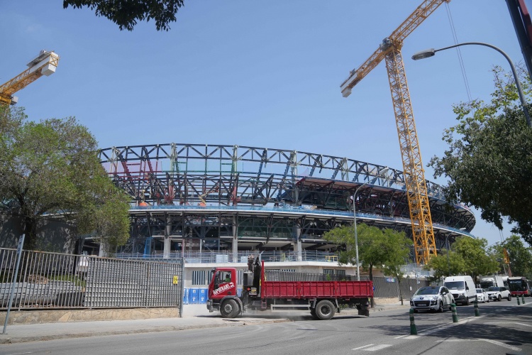 还没修好！世体：巴萨向欧足联申请欧冠首轮客场进行暂未收到答复