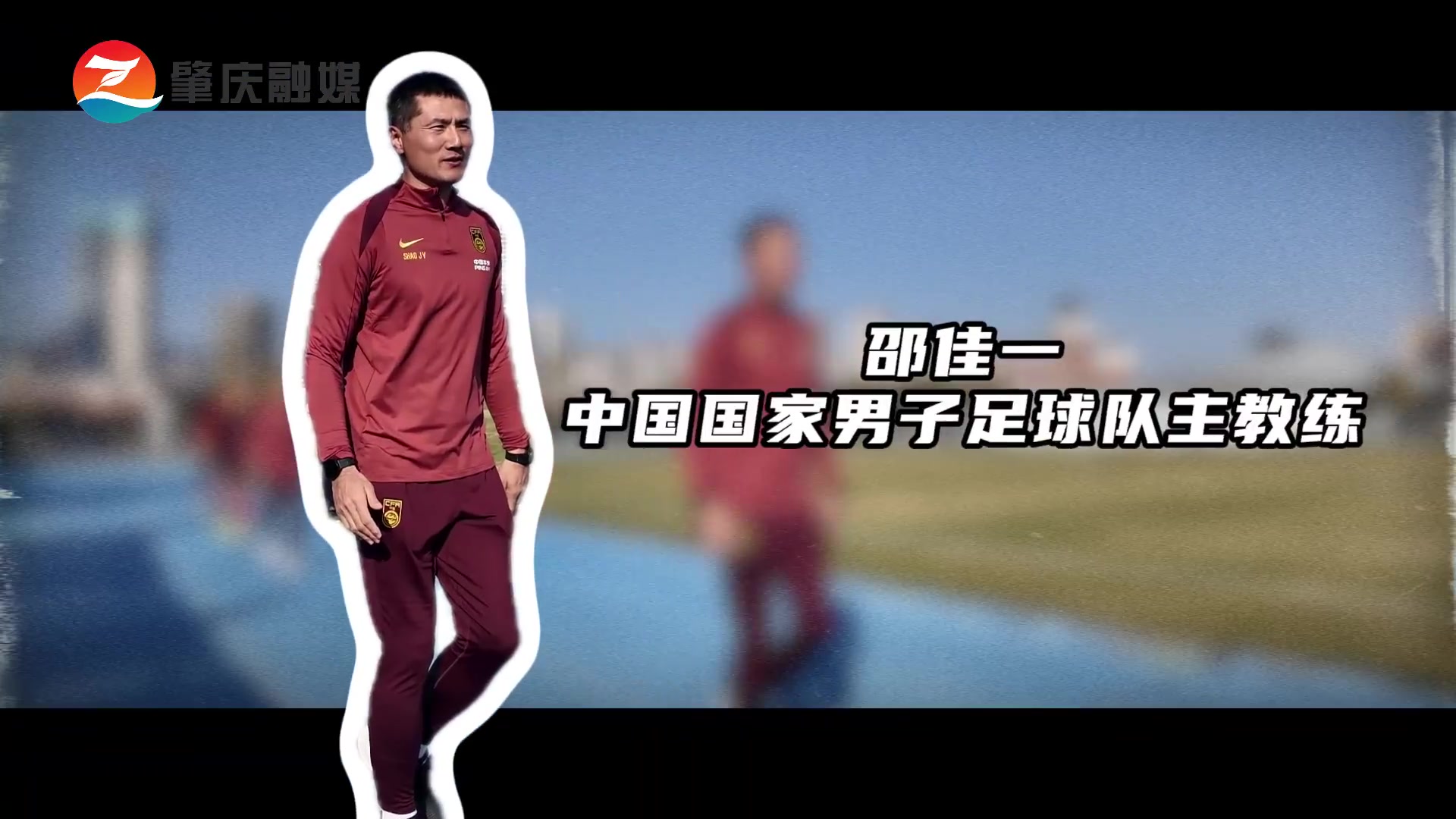 C7在线娱乐平台-国足 少年齐奔跑足球公益活动中 国家队成员与足球少年们一起踢球